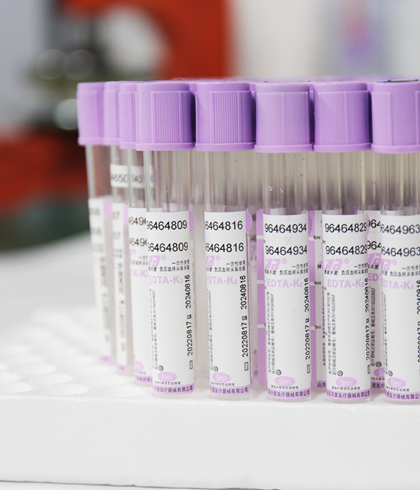 Etiquetas para tubos de ensayo especializadas de XINZHU en cristaler&iacute;a de laboratorio: soluciones adhesivas duraderas y resistentes a productos qu&iacute;micos